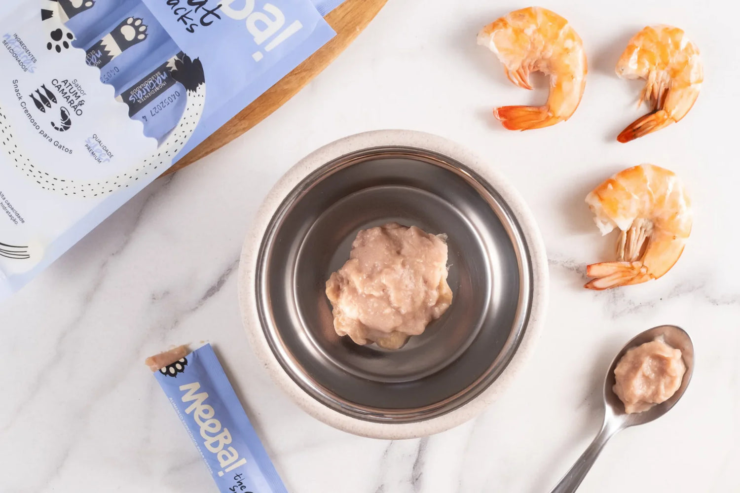 O que gatos podem comer além de ração?